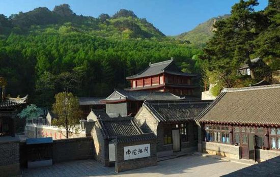 关于中会寺的名称,有三种说法:第一种认为,中会寺地处千山五大禅林