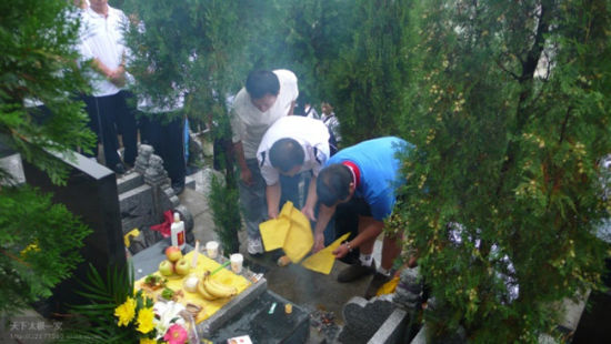 墓地烧纸