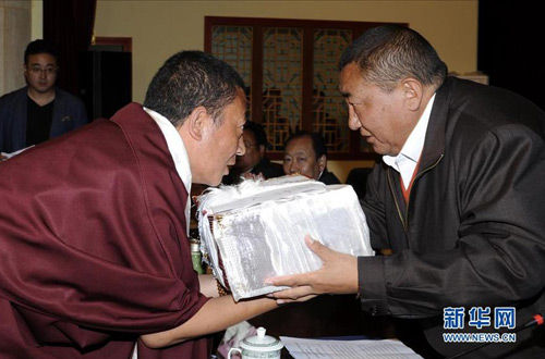 西藏佛教协会会长珠康·土登克珠出席毕业典礼，并为学僧颁发毕业证书 