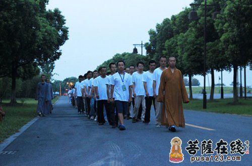 苏州寒山书院的第三届在家众学佛班全体学员行禅