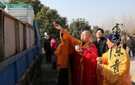 浙江首届钱塘江大型科学放生公益活动，光泉大和尚主持放生法会