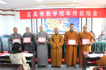 能修法师与优秀学僧合影