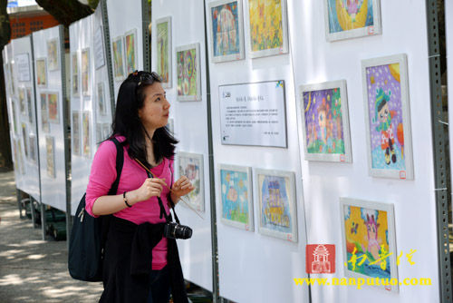 自闭症儿童绘画作品巡回展在南普陀寺启动