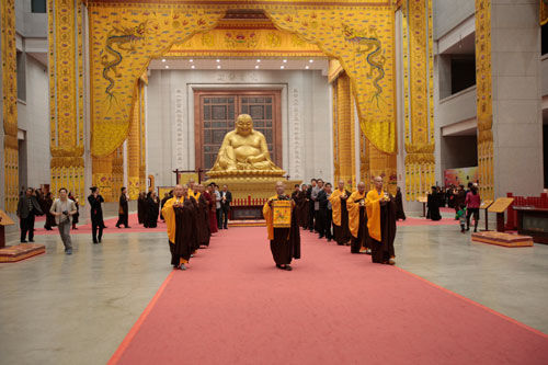 法门寺景区举办传灯法会千余信徒燃灯祈福