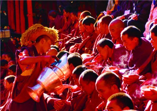 第十一世班禅坐床10周年庆典活动的喇嘛提供斋茶、斋饭