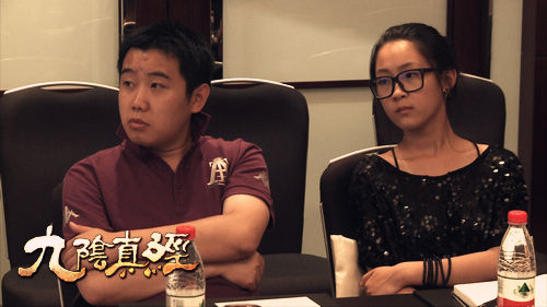 認真聽現(xiàn)場工作人員講解
