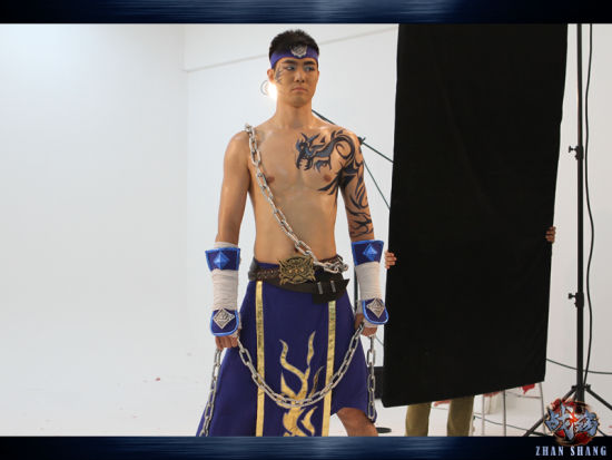 王仕鵬根據導演要求擺pose