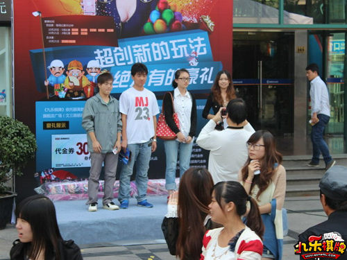 与美女合影留恋