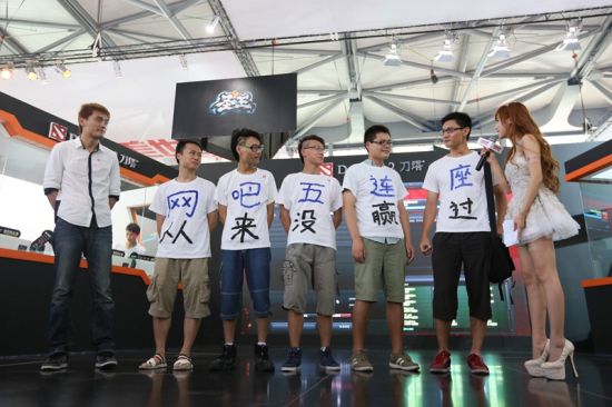 DOTA2展台惊现网吧五连座 粉丝跪抱鼠大王-D