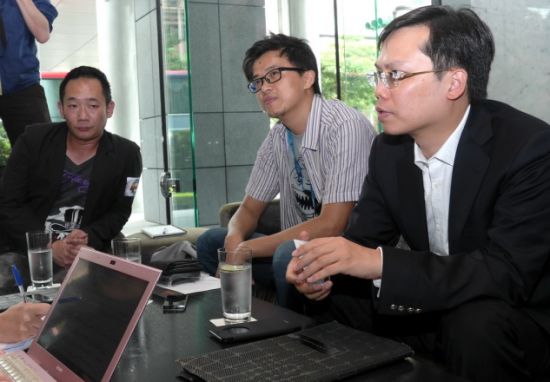 左起陈瑶恬、连建钦、凃俊光在《梦回江湖》记者会后透露大宇今年下半年计划