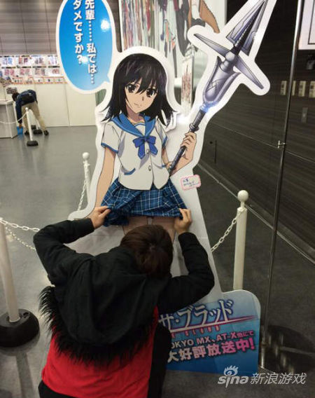 绅士福利:“局部立体”人形展板公开迎客