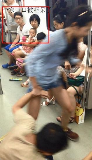 男子沉迷手游 女友暴走拖行10米进地铁被夹