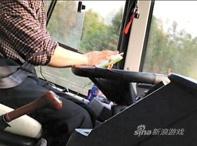 高速路上玩心跳 大巴司机开车玩手机吓坏乘客