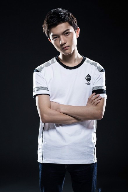 当电竞遇上时尚 各战队新赛季战袍点评