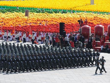 现实的中全国人民载歌载舞庆祝祖国母亲的生日,很多的人看着国庆阅兵