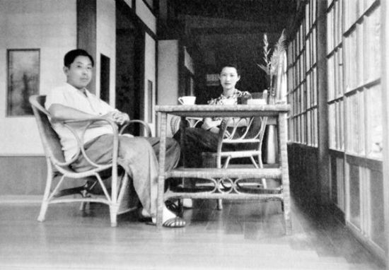 这张照片是1947年5月莫德惠到井上温泉时拍摄的。先是张学良与之合影，随后，在同样的位置，莫德惠为他们拍摄了这张照片。1947年台湾“二二八事件”之后，莫德惠风尘仆仆送来了蒋夫人的问候函和家人信件。这也是张学良、赵一荻在台湾幽禁期间保存下来的几张最初拍摄的照片之一。日式的建筑、藤椅、藤桌、插花……面对友人，真不知该说些什么，在台湾的幽禁生活刚刚开始。图片版权/张闾蘅