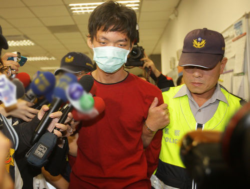 图为涉嫌杀人的嫌犯郑捷在22日凌晨被移送过程中