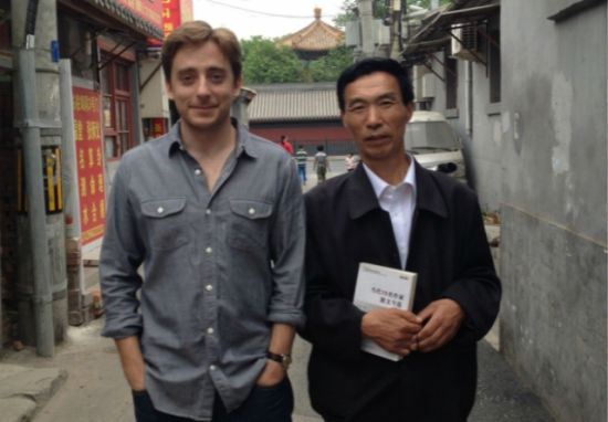 离开中国前，《纽约客》杂志前驻华记者欧逸文在北京的胡同里与采访对象合影留念。