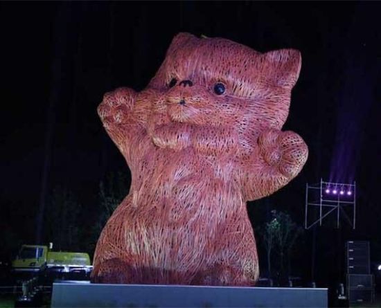 大黄鸭之父新作粉红猫亮相上海 身高达10米 -