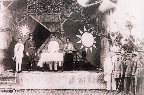 1924年6月16日，孙中山、宋庆龄在黄埔军校开学典礼的主席台上。左起：黄埔军校党代表廖仲恺、校长蒋介石。