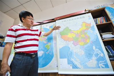 6月23日，雷宜逊展示竖版《中华人民共和国地图》。新华社记者 白禹 摄