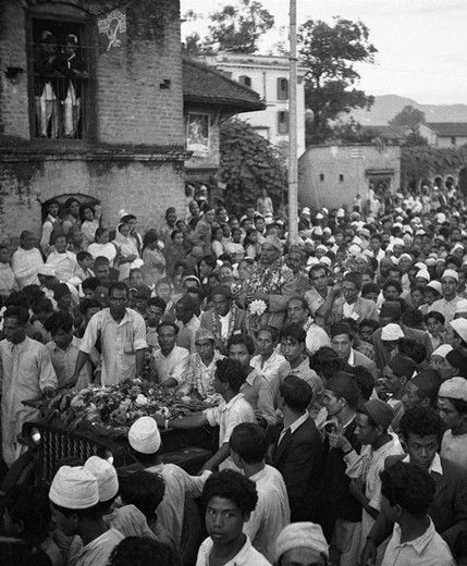 1955年10月5日，尼泊尔加德满都，刚刚从中国回来的辛格站在吉普上，被群众包围住。当地举行了盛大的游行活动欢迎这位受爱戴领导人回乡。