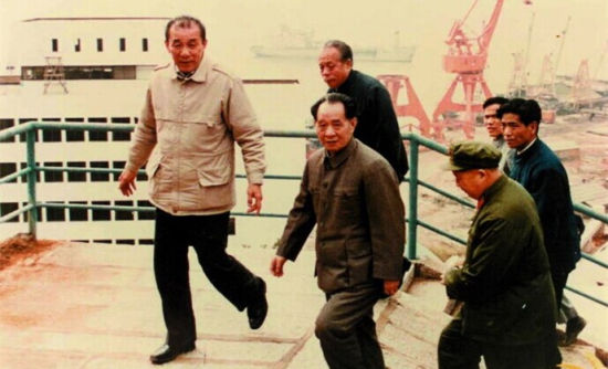 1983年胡耀邦到深圳考察。（资料图）