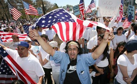 2006年4月10日，美国的西班牙裔民间团体在美国的60个城市组织声势浩大的示威游行，要求美国政府停止驱逐非法移民并给非法移民以大赦