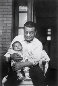 1950年，梅汝璈和女兒梅小侃。