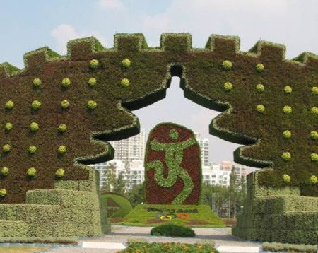 图为 《通向2008》绿雕