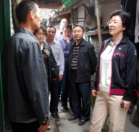 李静一行在大东街社区住房困难户周明洪处调研.