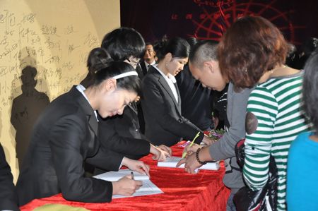 图为 活动现场签到