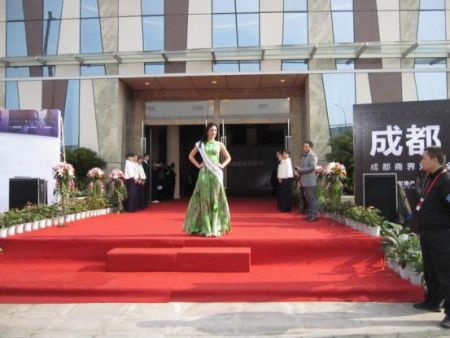 国际小姐总决赛十强见面会亮相大鼎世纪广场_