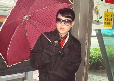 <em>性感美女</em>献<em>亲吻</em>色诱地产商