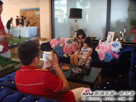 图为业主母子俩在花簇前温馨合影留念