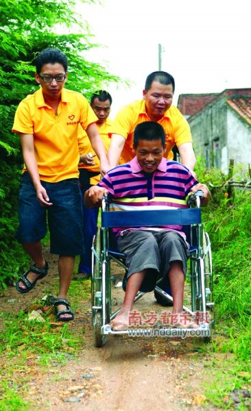 5月23日,在东江义工的帮助下,残疾人杨育明得