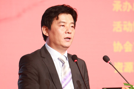 新浪商业地产总经理郭杰介绍电商平台