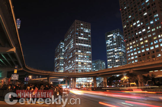 房地产成了投机和投资的对象，价格暴涨，刚性需求者只能“望洋兴叹”。记者肖翊摄