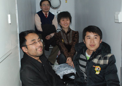 试住者挤在一间胶囊公寓里谈感受 试住者挤在一间胶囊公寓里谈感受