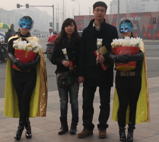 成都地铁惊现香槟侠 替人送玫瑰告白_独家