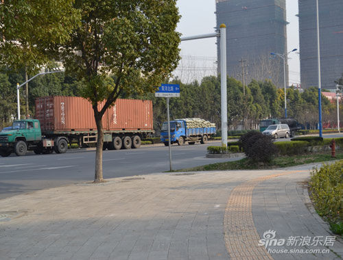 青洋北路道路通畅 车流量较多 青洋北路道路通畅 车流量较多
