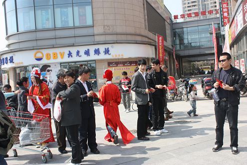 财神穿越发红包 恒盛泰晤士印象快闪活动再度