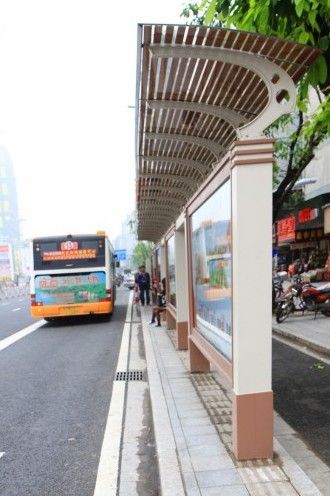 现代风情公交候车亭将亮相城东新区高清图片