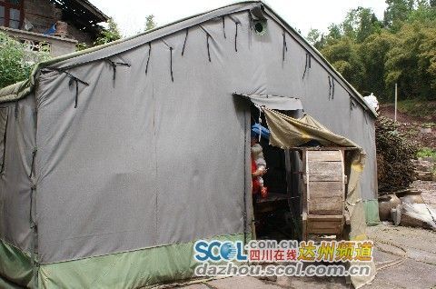 81岁的田登政老汉居住的帐篷里堆放着不少杂物,地上铺着塑料薄膜 81岁的田登政老汉居住的帐篷里堆放着不少杂物,地上铺着塑料薄膜