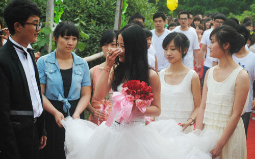 商丘学院大四毕业生校园内举行婚礼!