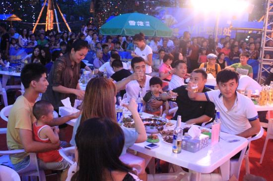 千人齐聚海棠湾音乐啤酒节 千人齐聚海棠湾音乐啤酒节