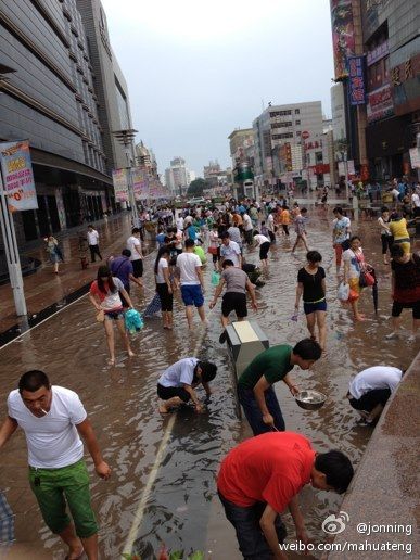 天津下大雨 市民纷纷逮鱼