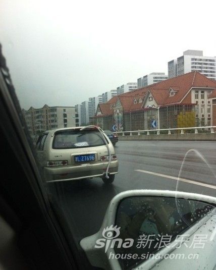 天津暴雨:夏利改装潜水艇 天津暴雨:夏利改装潜水艇