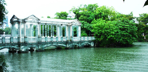桂林玻璃桥位于榕湖,使用造型考究的水晶玻璃制品为建筑构件