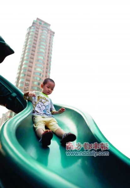 小区幼儿园成为大多数业主解决孩子学前教育的主要选择,一旦幼儿园出现变动,烦恼便随之而来。南都记者张明术摄 小区幼儿园成为大多数业主解决孩子学前教育的主要选择,一旦幼儿园出现变动,烦恼便随之而来。南都记者张明术摄